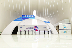 絢麗時(shí)尚 孔雀花卉藝術(shù)造型在空間美陳中的創(chuàng)意應(yīng)用